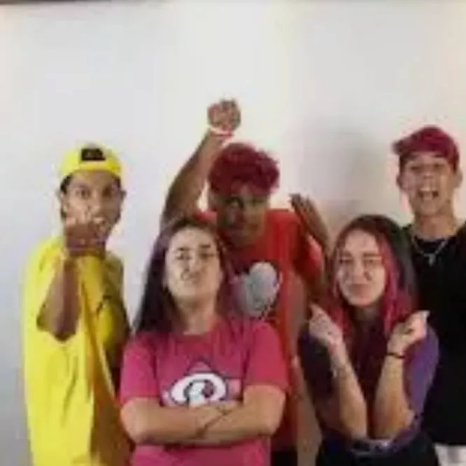 chat with ai character: grupo dos Rosa