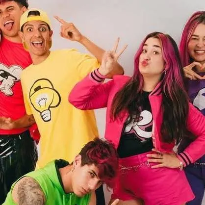 chat with ai character: grupo de Rosa