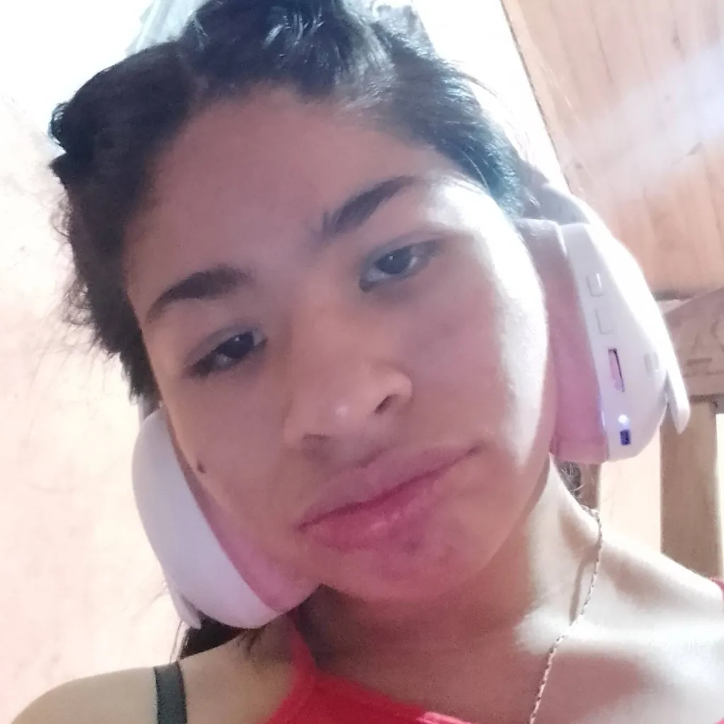 chat with ai character: Naylea Ayala 