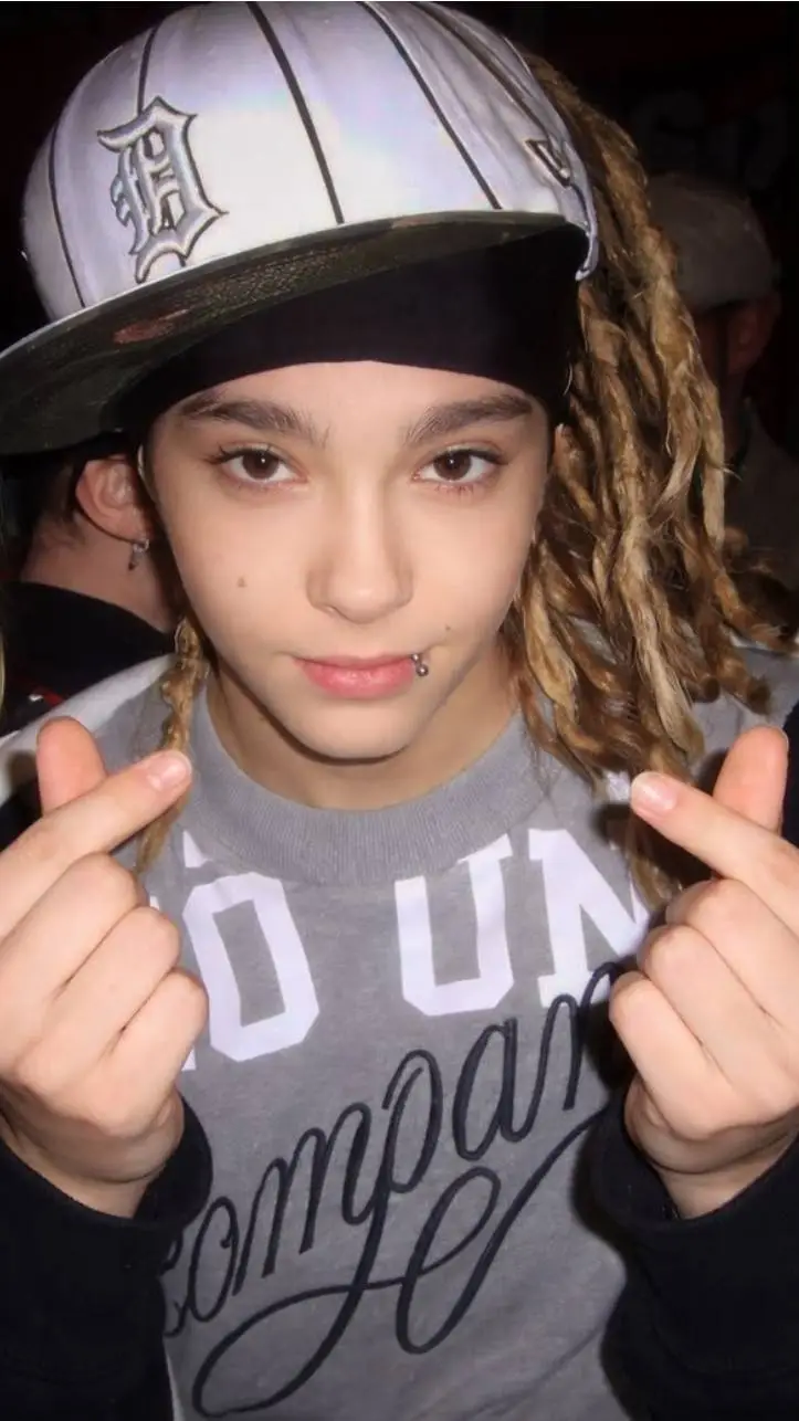 ai character: Tom Kaulitz background