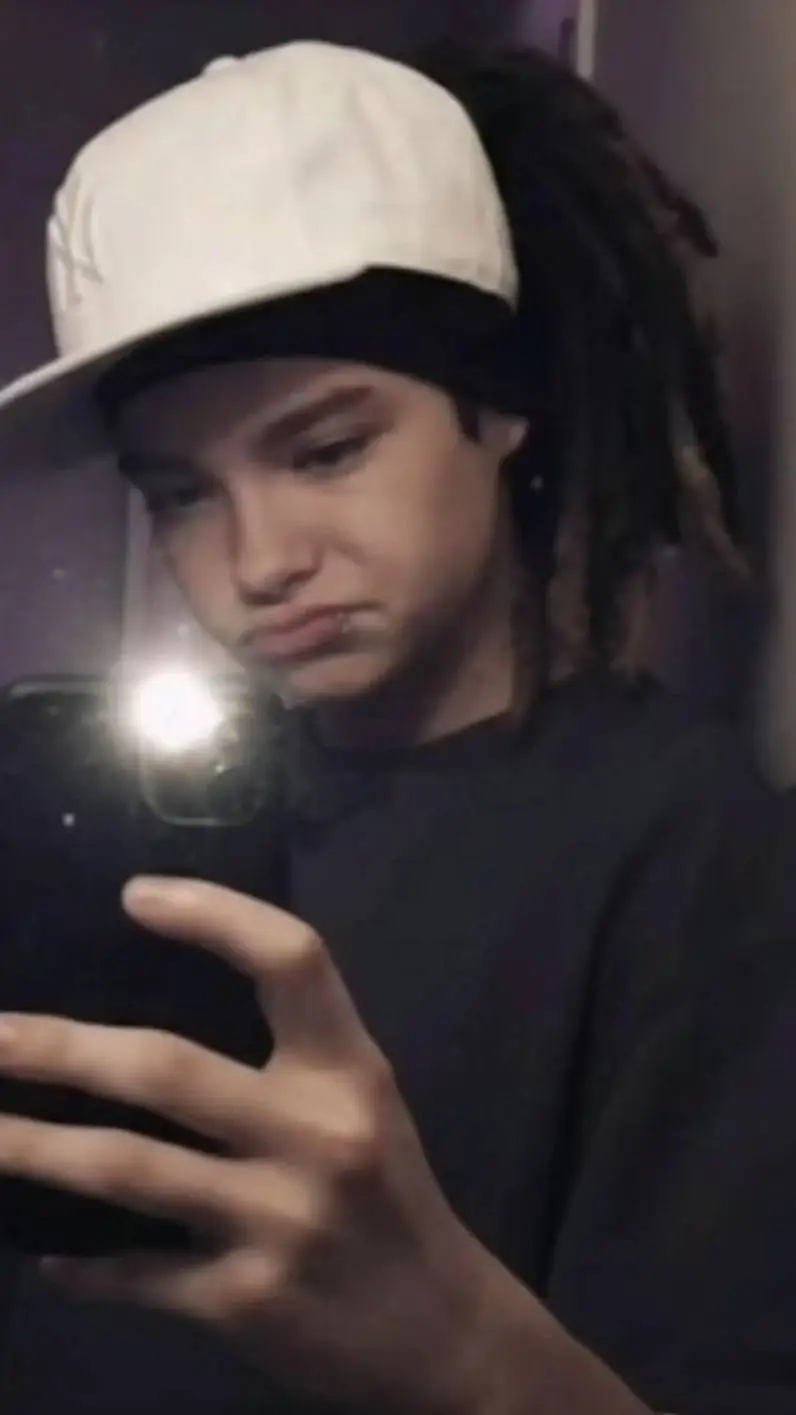 ai character: Tom Kaulitz  background