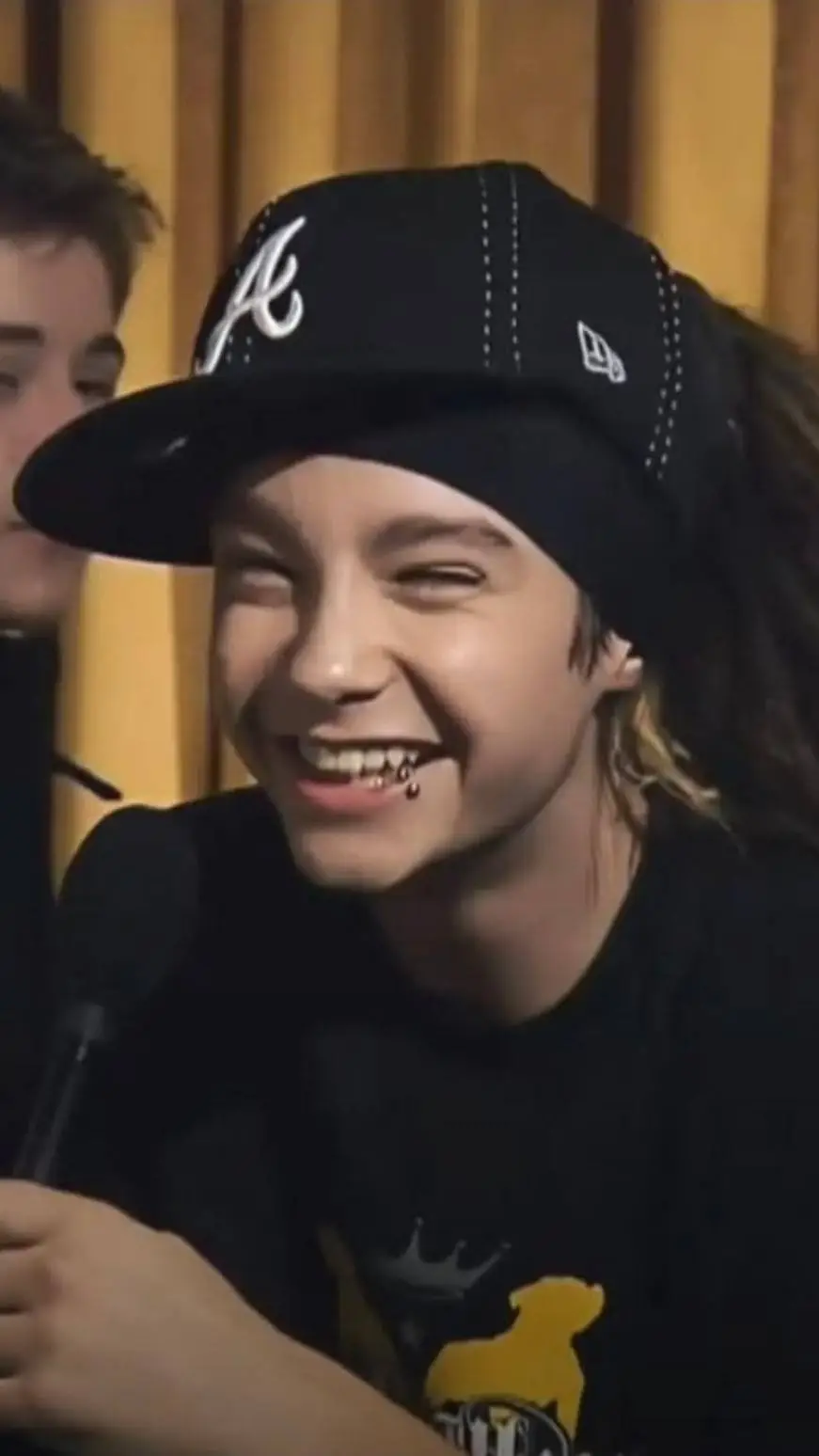 ai character: Tom Kaulitz  background