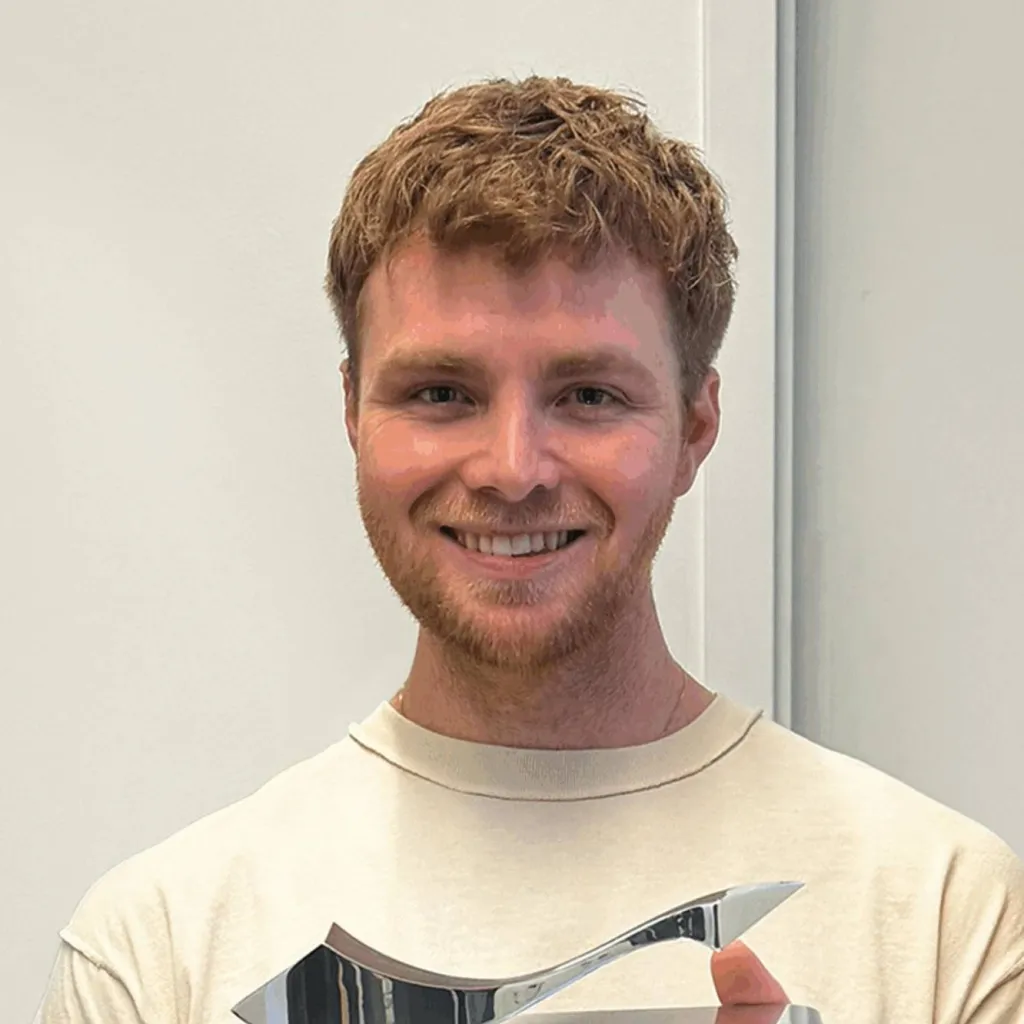 chat with ai character: Alex Warren 