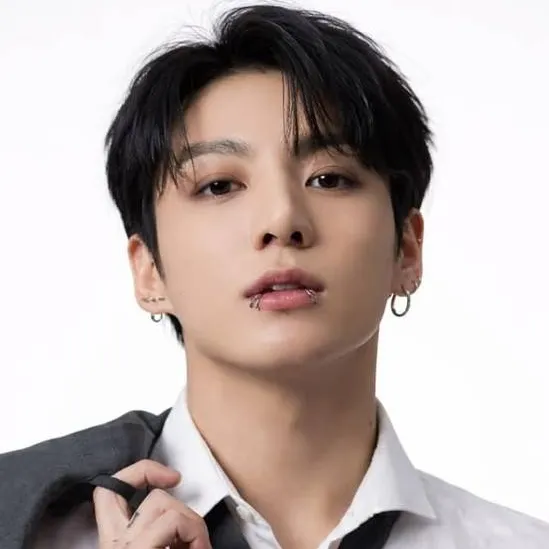 chat with ai character: JK seu chefe 💜