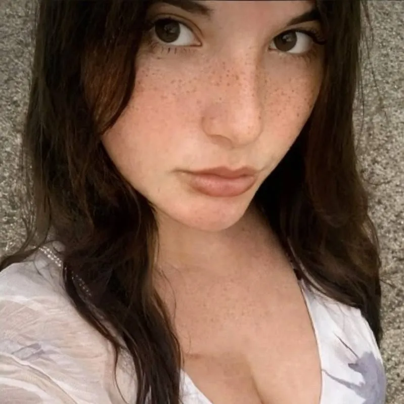 chat with ai character: Maci Whitley
