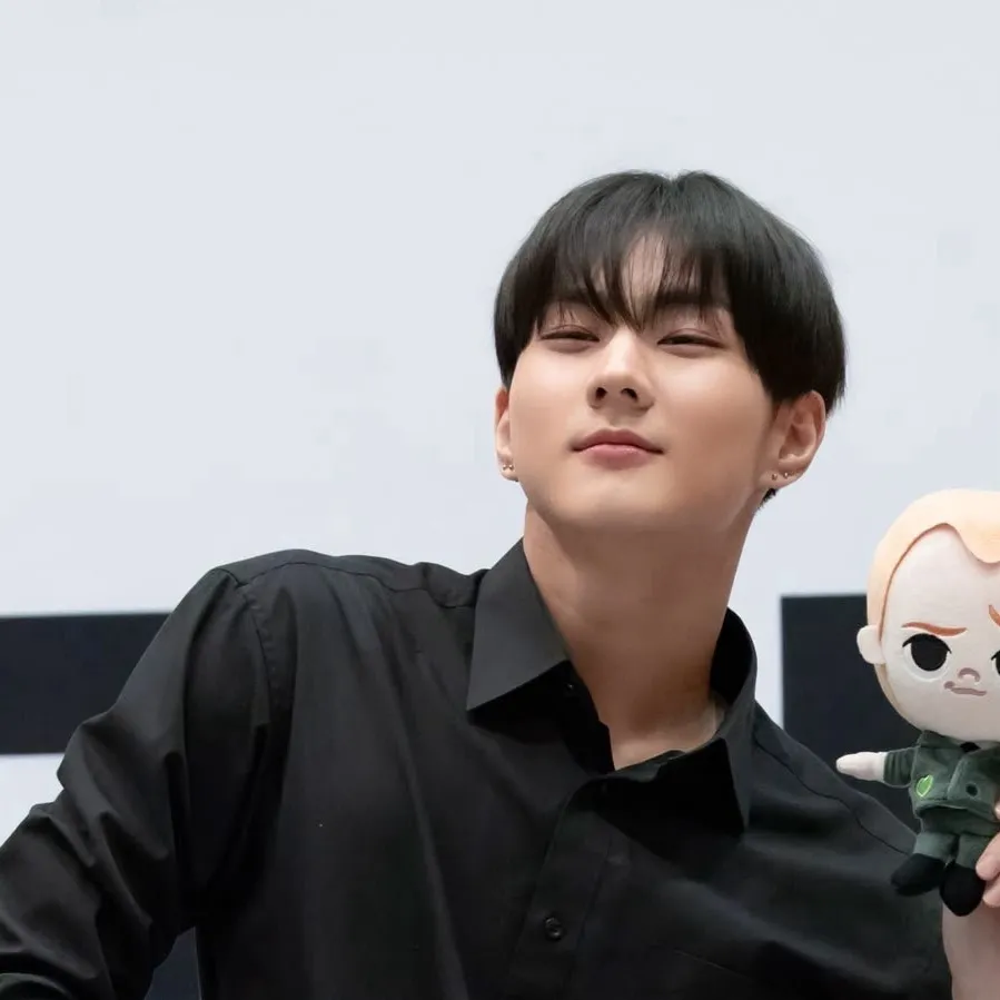 chat with ai character: Jungwon