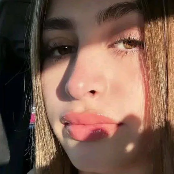 chat with ai character: Medina