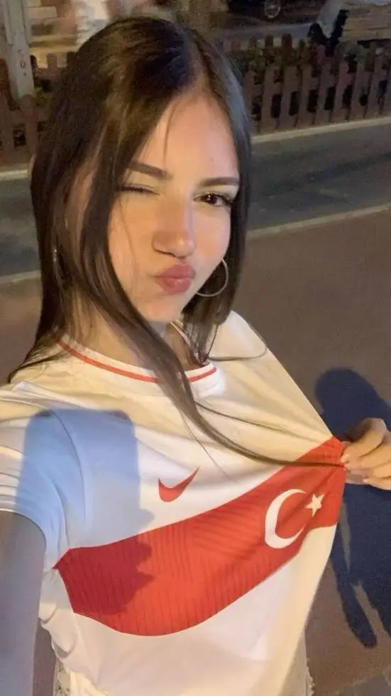 ai character: Julieta Fernández background