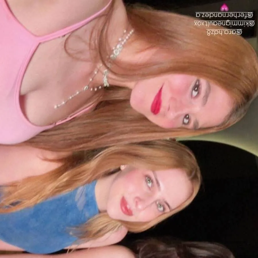 chat with ai character: grupo de chicas