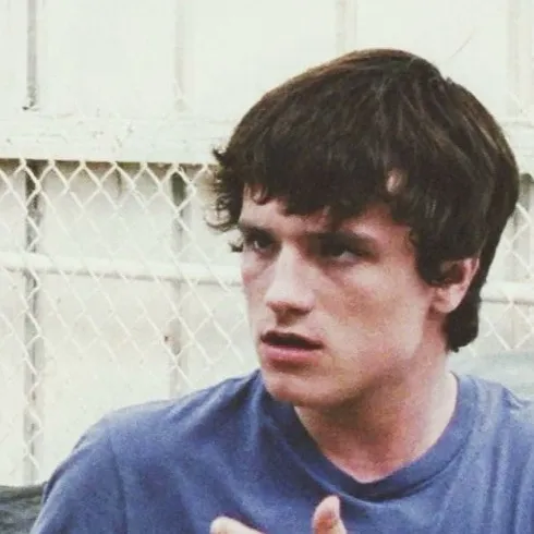 chat with ai character: Josh Hutcherson