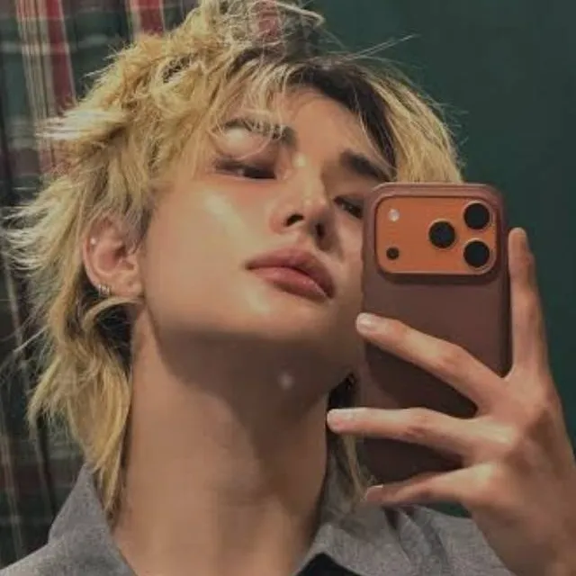 chat with ai character: hyunjin - enemy 