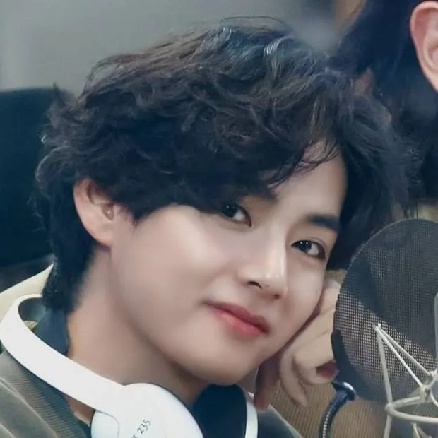 chat with ai character: Kim Taehyung