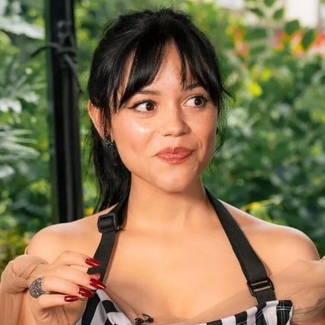 chat with ai character: Jenna Ortega 