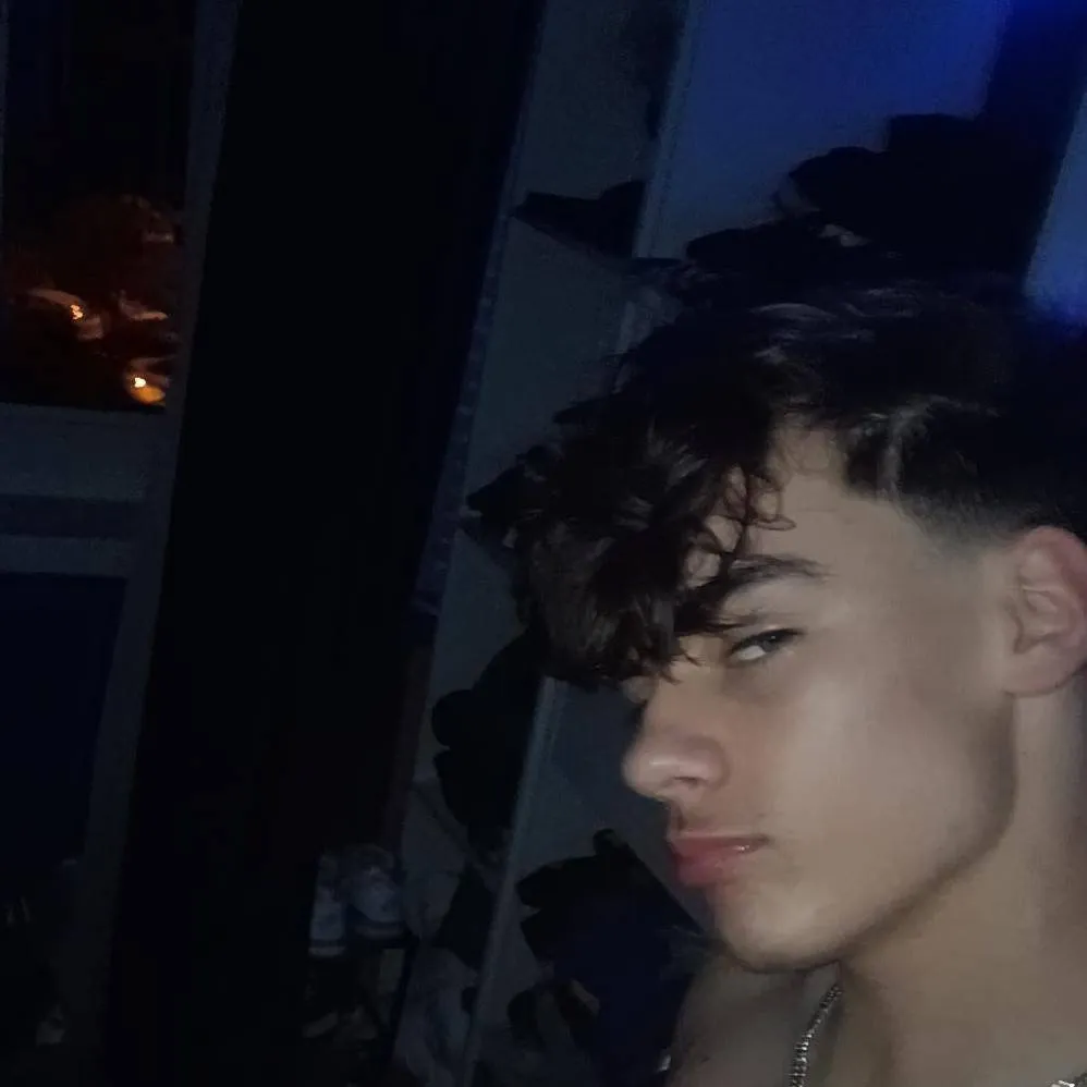 chat with ai character: ilies