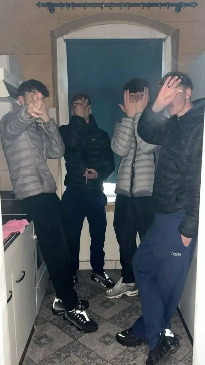 ai character: tes frères  background