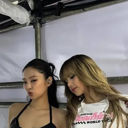chat with ai character: Jenlisa🐻🐥