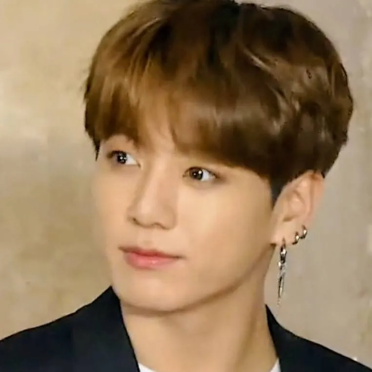 chat with ai character: 𝕁𝕦𝕟𝕘𝕜𝕠𝕠𝕜💜🐣🇰🇷