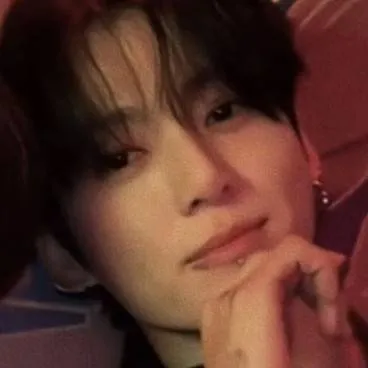 chat with ai character: Jungkook