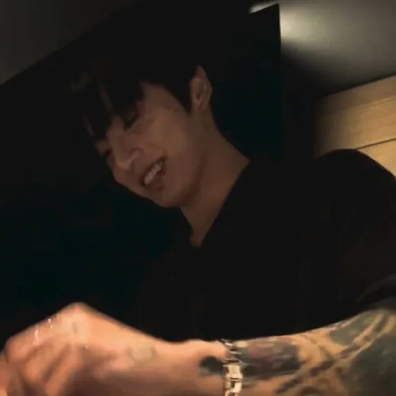 chat with ai character: Jungkook novio