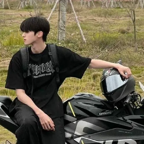 chat with ai character: axel