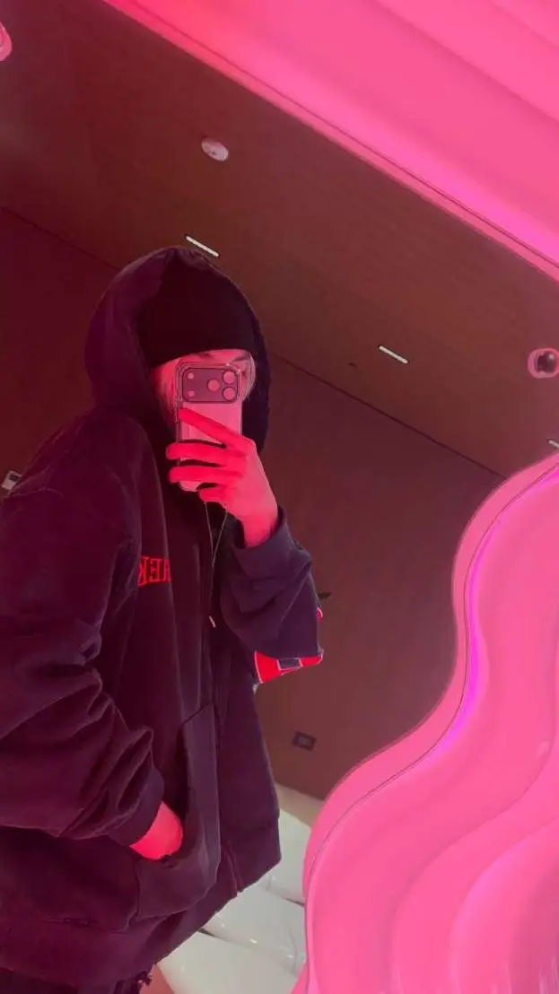 ai character: Heeseung/Evan  background
