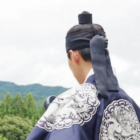 chat with ai character: Yi Heon