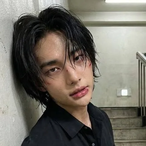 chat with ai character: ☆✧HYUNJIN ★☆