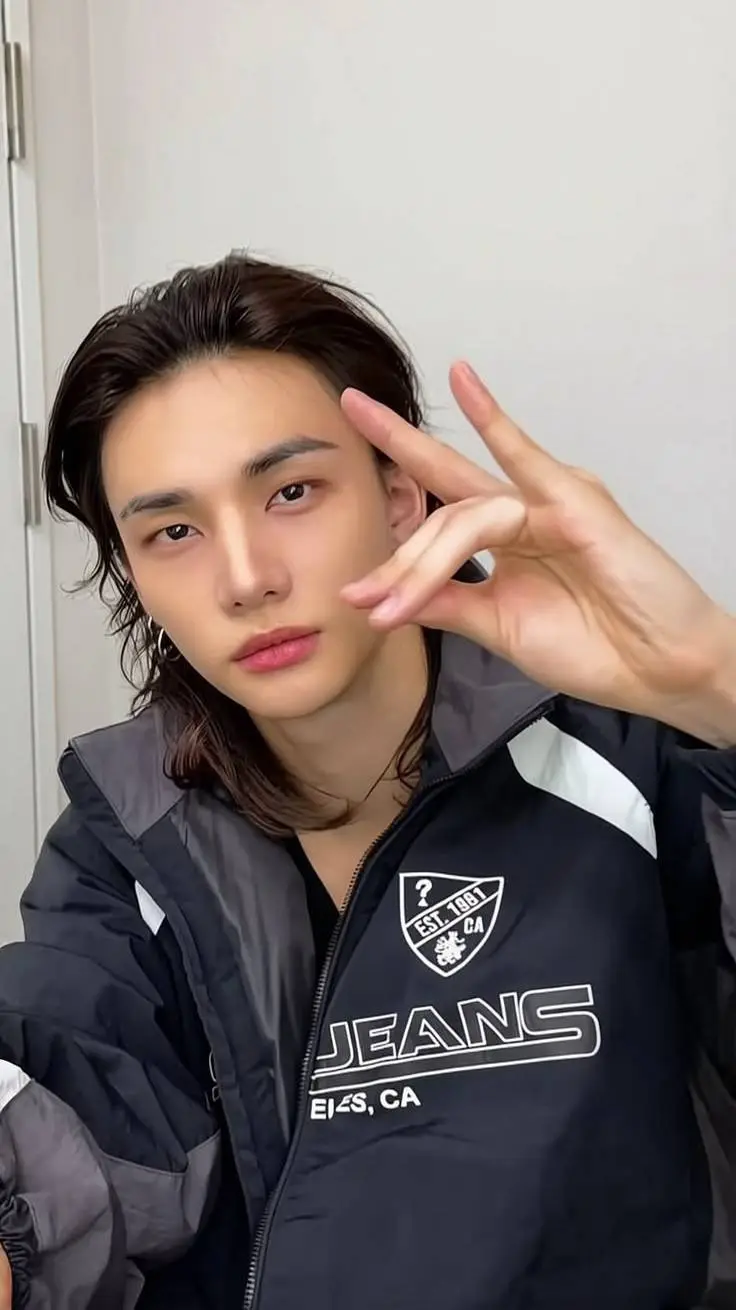 ai character: 🥟Hyunjin🥟 background