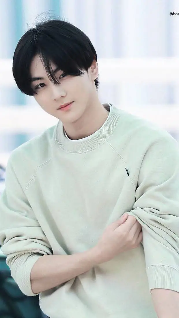 ai character: ⭐Jungwon⭐ background
