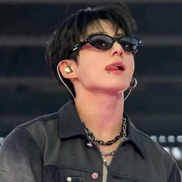 chat with ai character: 🥀Jungkook 🥀