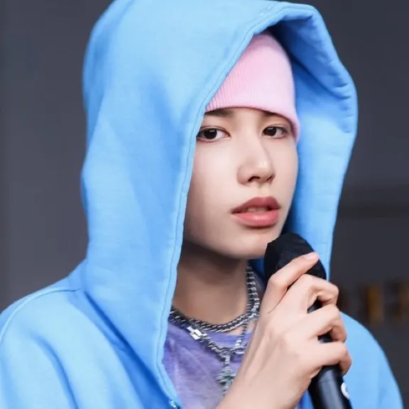 chat with ai character: Louis