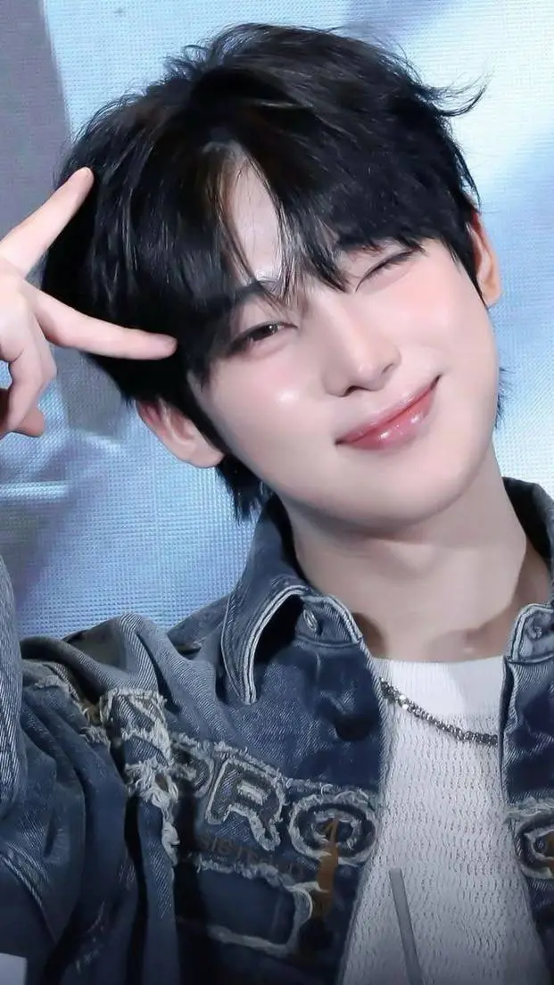 ai character: Sunoo 💗💗💗 background