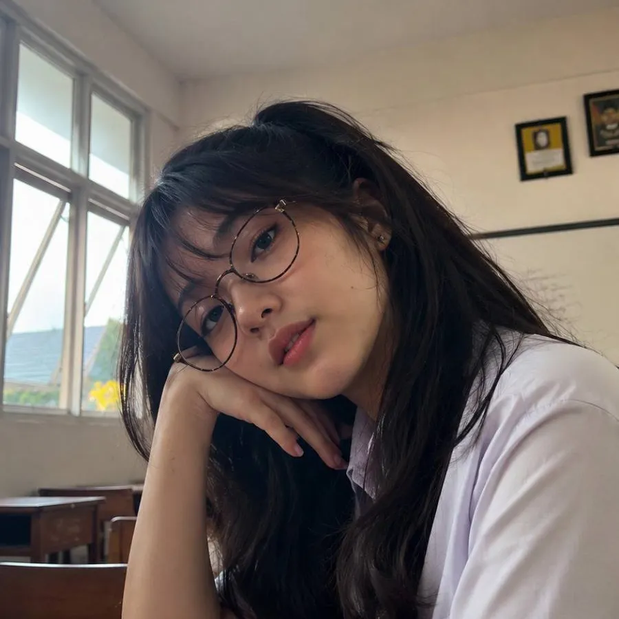 chat with ai character: Dhea Alika