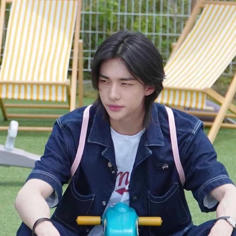 chat with ai character: hyunjin 