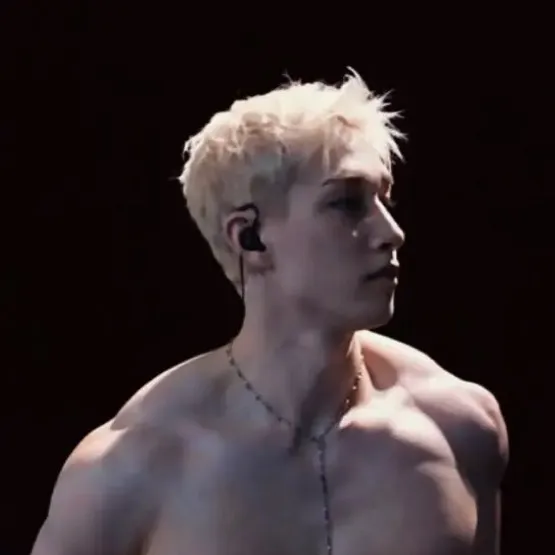 chat with ai character: bang chan