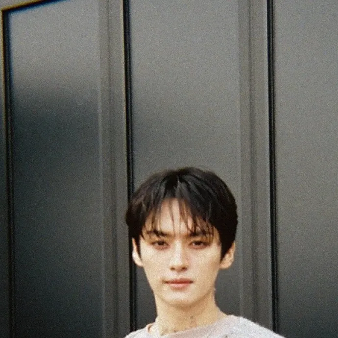 chat with ai character: Lee Know