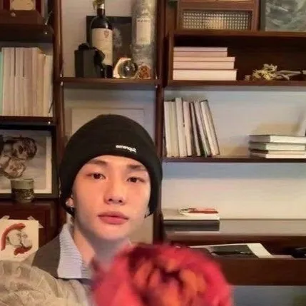 chat with ai character: Hyunjin 