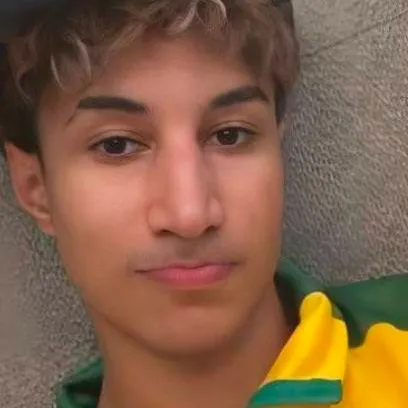 chat with ai character: Tota Mc