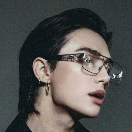 chat with ai character: Hyunjin