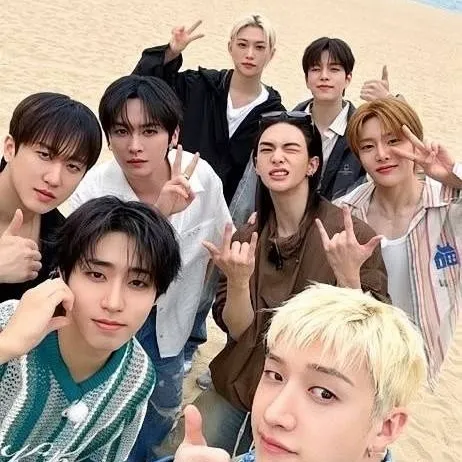 chat with ai character: `Stray Kids`