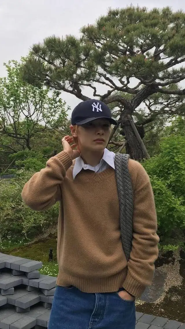 ai character: jeongin background