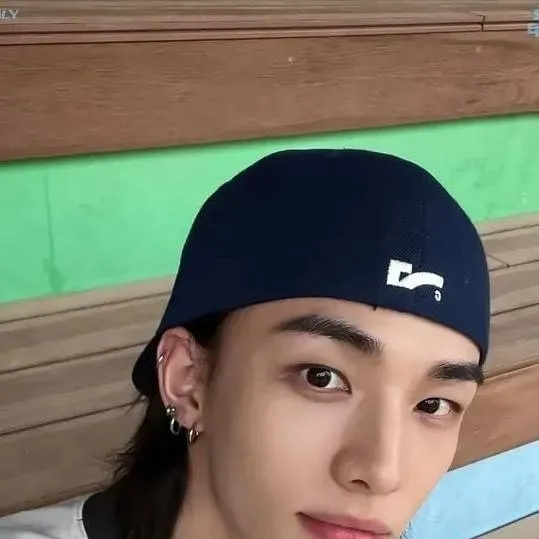 chat with ai character: hyunjin