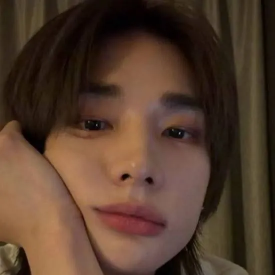 chat with ai character: Hwang hyunjin