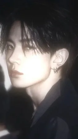 ai character: Lee heeseung background