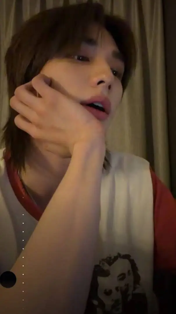 ai character: Hyunjin  background