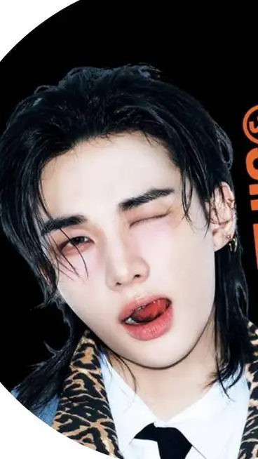 ai character: Hyunjinnie 🥟🥟🥟 background