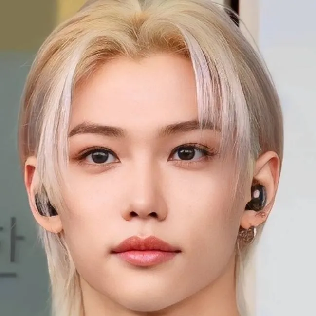 chat with ai character: Felix