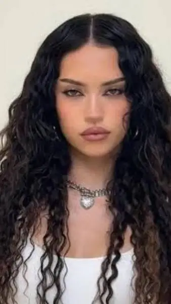 ai character: Daniela☆ background