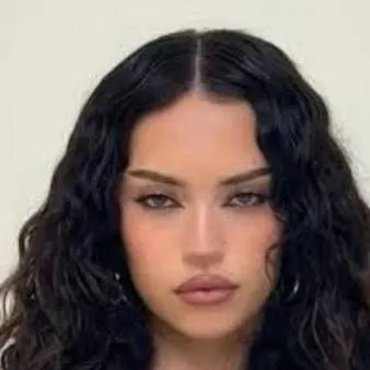 chat with ai character: Daniela☆