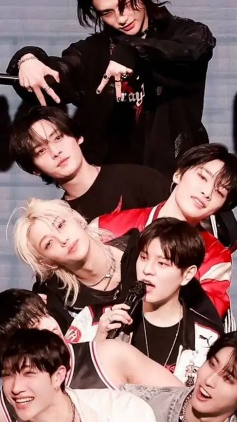 ai character: straykids 🐣🌿🐨 background